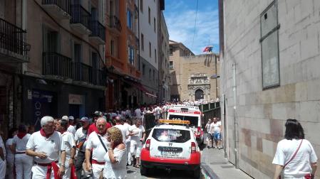 Un vehículo de la Cruz Roja, en la Cuesta de Santo Domingo este jueves, 8 de julio