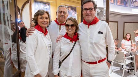 Desde la izquierda: Juan Miguel Sucunza, con su mujer Beatriz Guibert, y Antonio Garamendi, con su esposa, María Acha Satrustegui