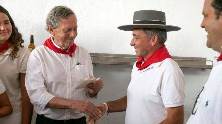 José María Marco entrega el Premio Feria del Toro 2022 a los responsables de la ganadería La Palmosilla
