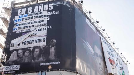 Nueva lona desplegada por el Movimiento de Vivienda de Madrid encima del cartel de Desokupa
