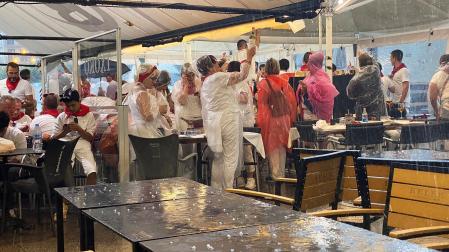 Varias personas se resguardan en las terrazas de la plaza del Castillo durante la granizada