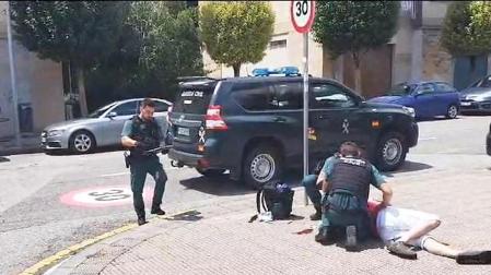 Primeros momentos de la atención prestada por la Guardia Civil en Berriozar