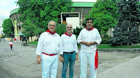Maya, Catalán y  Fabo, de UPN, este viernes, junto a la plaza de toros