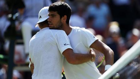 Saludo entre Carlos Alcaraz y Alexandre Muller tras finalizar el encuentro de Wimbledon