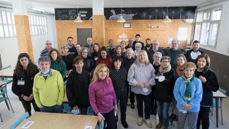 Responsables y voluntarios de Villa Javier Tudela, en el comedor social del centro