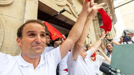 A: JesÃºs Caso
F: 06-07-2023
P: 
L: Pamplona
T: Plaza del Ayuntamiento. Txupinazo-Cohete Inicio Fiestas de San FermÃ­n 2023.