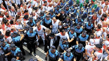 Una veintena de agentes de Policía Municipal protegen en una ‘cápsula’ a Cristina Ibarrola, María Caballero y Carlos Salvador, de UPN