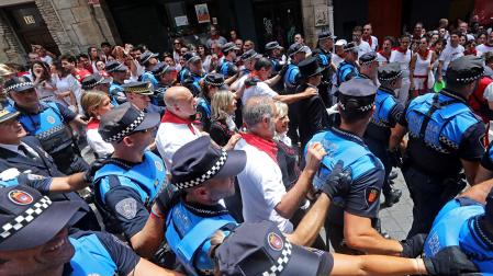 La alcaldesa de Pamplona, Cristina Ibarrola, en el paso de la procesión por Curia