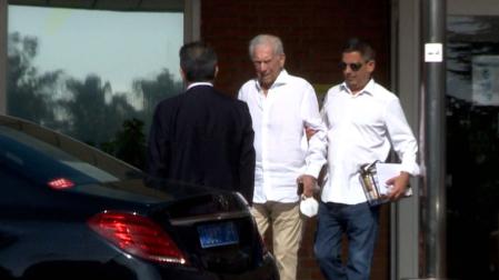 Mario Vargas Llosa, a su salida del hospital Ruber Internacional tras recibir el alta, acompañado por su hijo Gonzalo