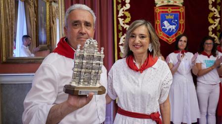 La acaldesa Cristina Ibarrola junto al francés Yves Ugalde