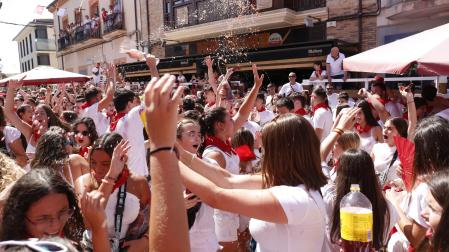Jóvenes en el cohete de 2022 de Fustiñana, primera localidad de destino del 'Voy y vengo' de Tudela.