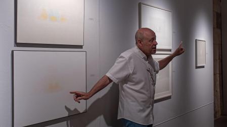 El pintor Juan Carlos Lázaro explica los detalles de sus obras en el Museo Gustavo de Maeztu