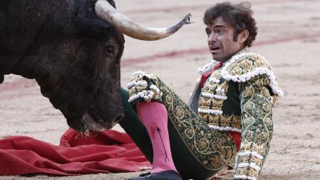 Fernando Robleño, a los pies de 'Cumplidor' tras sufrir una cogida en el muslo izquierdo