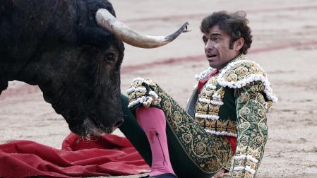 El diestro ha sido corneado en el muslo izquierdo.