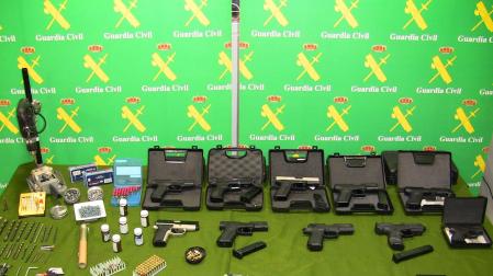 Además de las armas, en los registros también se ha incautado munición, precursores químicos susceptibles de ser utilizados como explosivos, detonadores, silenciadores o maquinaria para manipular y transformar las armas