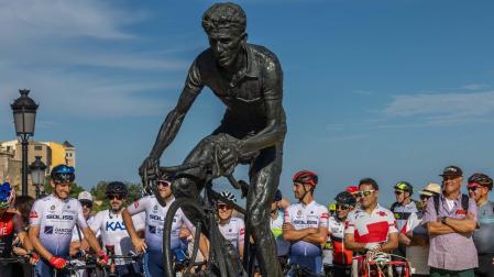 Participantes en el homenaje a Bahamontes, junto a la estatua dedicada al ciclista en Toledo