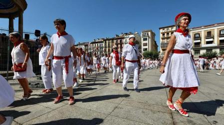 Danzas en la Plaza del Castillo
