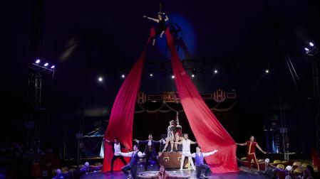 RUBÉN ALBARRÁN
El espectáculo del Gran Circo Holiday cuenta con una oferta variada. Payasos, patinadores, mago. trapecista, contorsionista, entre otros, integran una plantilla que cubre la mayoría de perfiles circenses