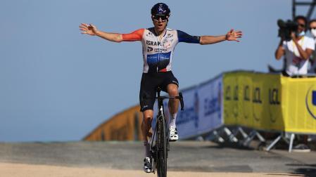 El canadiense Michael Woods celebra el triunfo tras cruzar en solitario la meta de Puy de Dôme