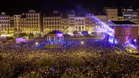 La plaza del Castillo, abarrotada de gente estos Sanfermines