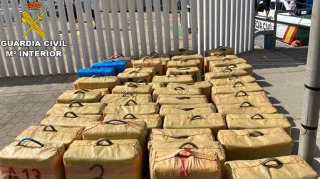 Fardos intervenidos en la operación realizada en Chipiona