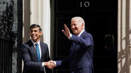 Rishi Sunak (izquierda) y Joe Biden se saludan en el 10 de Downing Street