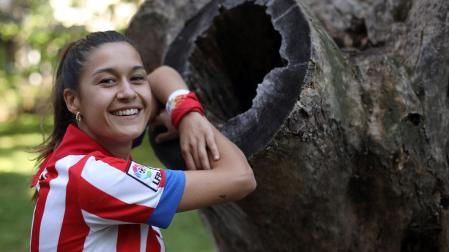 La madrileña Alicia Duro posa tras correr el encierro del 8 de julio de 2023. Para ella, correr en Pamplona “es el sueño y la ilusión” del año