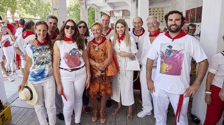 La mezzo-soprano Nerea Berraondo y el empresario Cristóbal Parra con amigos pamploneses rubén albarrán