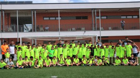 Imagen de los integrantes de la Escuela de Fútbol Milca de Milagro y Cadreita, durante la fiesta de fin de temporada celebrada en las instalaciones del CA Milagrés
