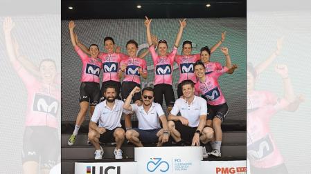 El Movistar femenino ganador del Giro, al completo, con Unzué en la parte central inferior