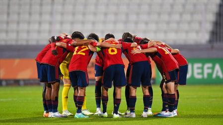 Los jugadores de la selección sub19 hablan antes del inicio del choque contra Noruega en el Europeo de la categoría