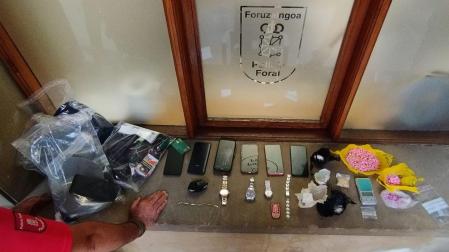 Teléfonos, joyas, relojes robados y drogas que vendían los detenidos