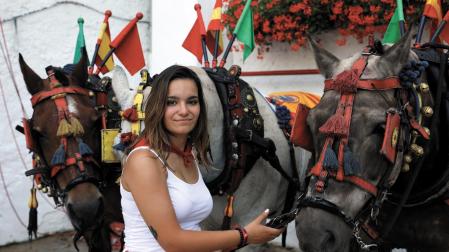 Andrea Hernández, con las mulillas en el patio de caballos