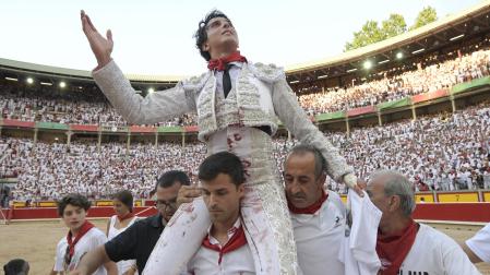 Roca Rey, saliendo a hombros del coso pamplonés