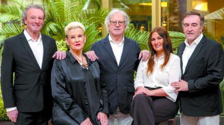 El grupo Mocedades formado, de izda a dcha, por Luis Hornedo, Icíar Ibarrondo, Javier Garay, Belén Esteve y Aitor Melgosa, ofrece un concierto en la Plaza de la Cruz