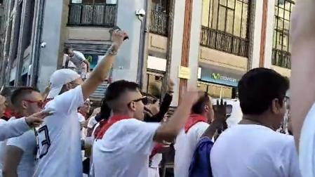 Varias de las personas que gritan durante una de las conexiones de Adrián Arnau