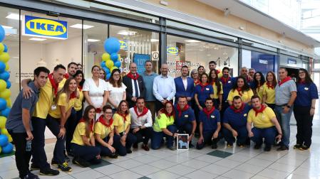 Autoridades, invitados y trabajadores de la nueva tienda IKEA Tudela, ubicada en la galería del Centro Comercial Puente de la Ribera-Eroski