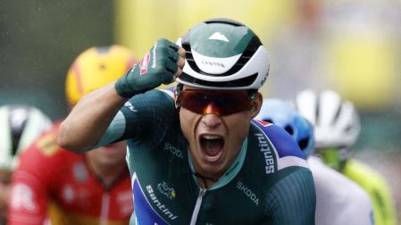 Jasper Philipsen celebra la victoria en la meta de Moulins