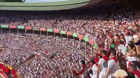 La monumental pamplonesa entona el clásico mexicano de 'El Rey' en la corrida del 12 de julio