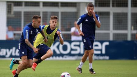Xabi Huarte, durante el entrenamiento de este miércoles en Tajonar