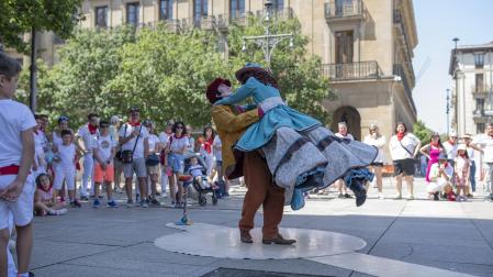Actuación de Juan Luis Pérez y sus marionetas, en el centro de Carlos III, frente al Palacio de Navarra