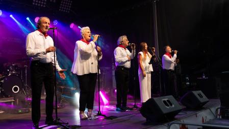 El grupo Mocedades cantando al público que llenó la plaza de la Cruz