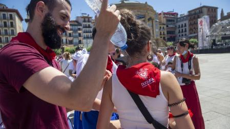 Dantzaris de Duguna se refrescan con agua en los Sanfermines de 2022