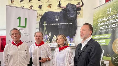 El presidente de la Real Unión de Criadores de Toros de Lidia, Antonio Bañuelos, la alcaldesa de Pamplona, Cristina Ibarrola y Vicente Zabala presentaron el ejemplar ante aficionados, ganaderos, profesionales y autoridades