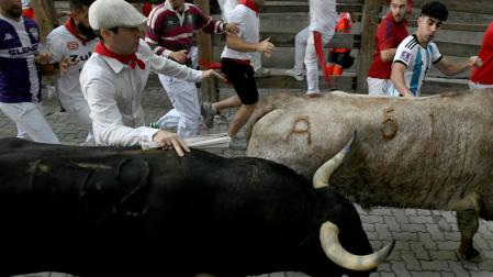 Tocado con gorra blanca, Bill Hillmann en el encierro de este miércoles