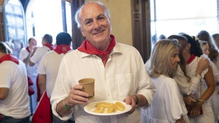 El juez Manuel García Castellón disfruta de un desayuno en el Baile de la Alpargata