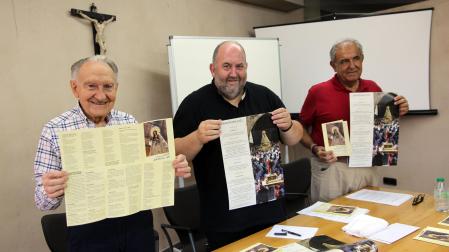 De izda. a dcha.: Luis Eduardo Gil Munilla, Javier López-Bailo y Agustín Albo, con los trípticos de las piezas que se interpretan en la Novena