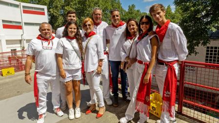 Miguel Induráin, con pantalón vaquero, junto a su esposa (4º) y otros familiares y amigos