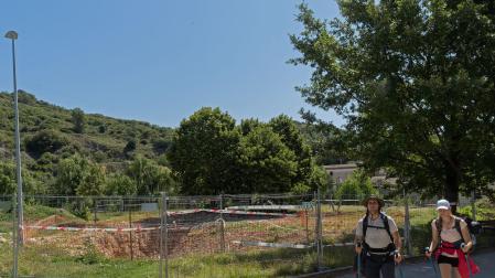 *A:MONTXO A.G.
*F: 2023-07-10
*L: ESTELLA-LIZARRA
*T: AGUJERO QUE HA QUEDADO EN LAS OBRAS DE UN PARQUE INFANTIL Y QUE SALIERON VERTIDOS DE GASOIL
*P: