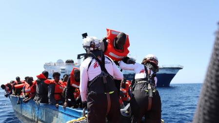 Un barco de Médicos Sin Fronteras traslada a 75 migrantes rescatados al puerto de Nápoles